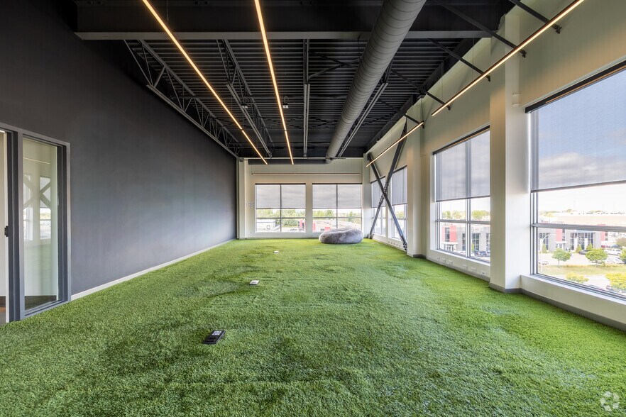 More Photos Of 4700-4762 Louis-B.-Mayer Rue, Laval Showroom For Sale