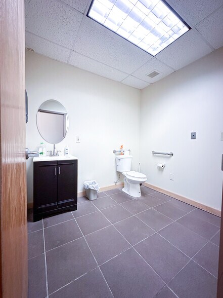 More Photos Of 8100 Ohio River Blvd, Emsworth Office For Lease