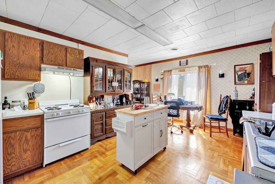 More Photos Of 633 Bissell St, White Lake General Retail For Sale