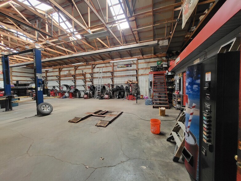 More Photos Of 569 W Valley St, Granby Auto Repair For Lease
