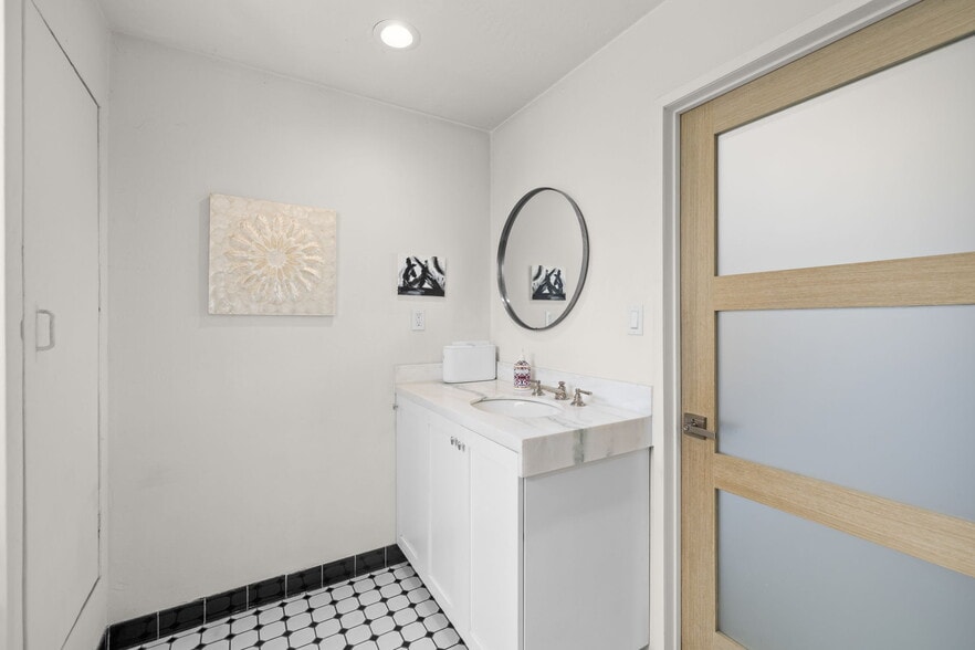 More Photos Of 133 Sunnyway Dr, Ventura Warehouse For Lease