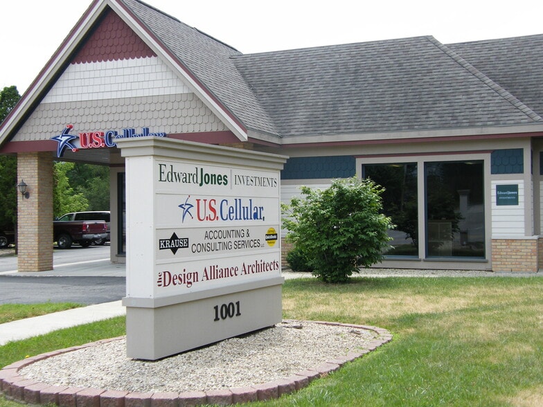 More Photos Of 1001 Madison Ave, Fort Atkinson Freestanding For Lease