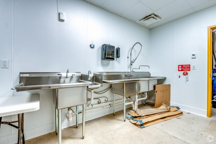 More Photos Of 5248 Democracy Dr, Plano General Retail For Sale