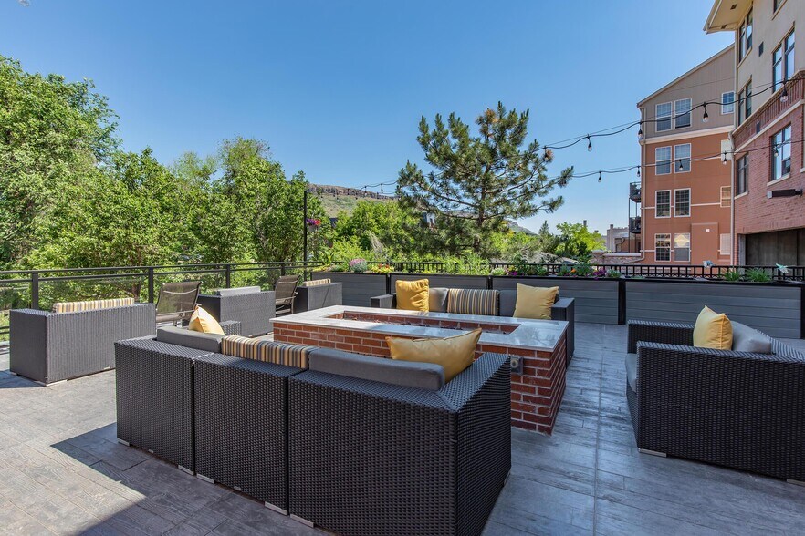 More Photos Of 1027 Washington Ave, Golden Apartments For Lease