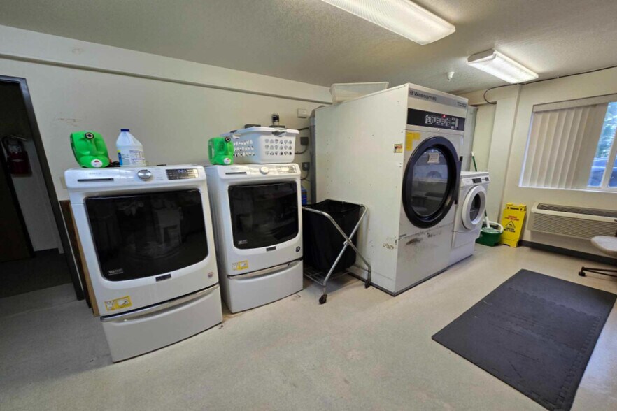 More Photos Of 748 E 12th St, Imperial Hotel For Sale