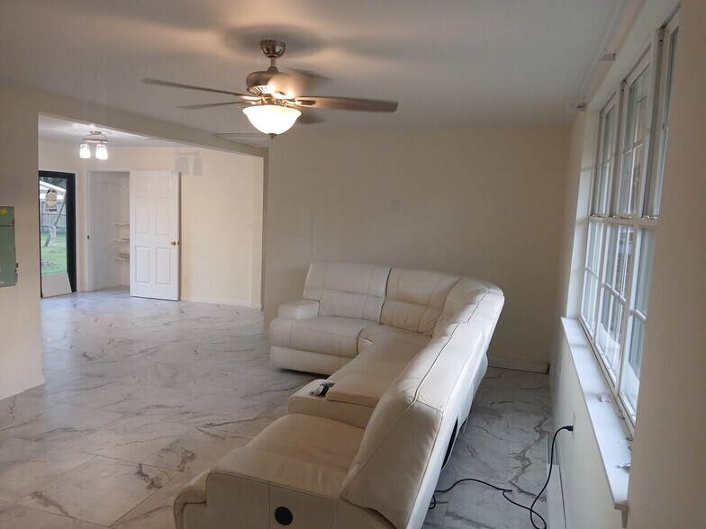 More Photos Of 1506 Avenue D, Katy Office For Lease