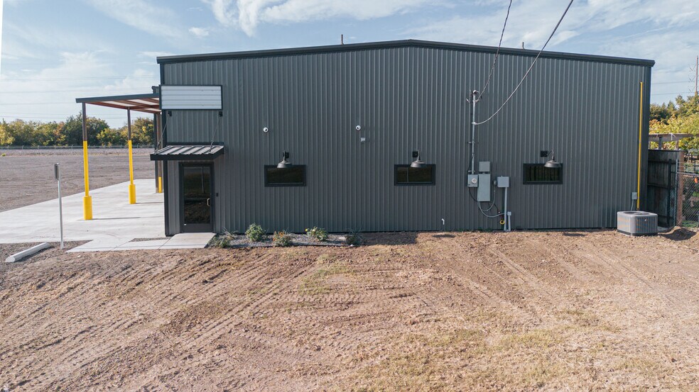 More Photos Of 2603 S Kaufman St, Ennis Industrial For Sale
