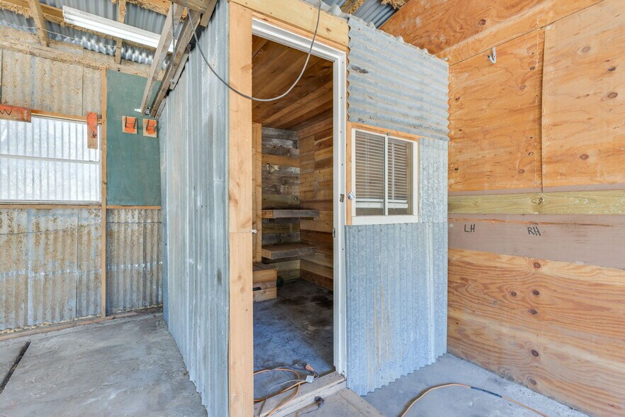 More Photos Of 7310 Sherwood Rd, Austin Flex For Lease