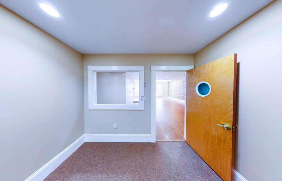 More Photos Of 315 Market St SE, Roanoke Storefront Retail Office For Lease