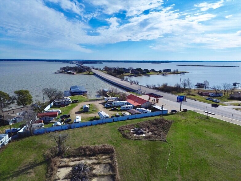 More Photos Of 1106 E Cedar Creek Pky, Seven Points Service Station For Sale