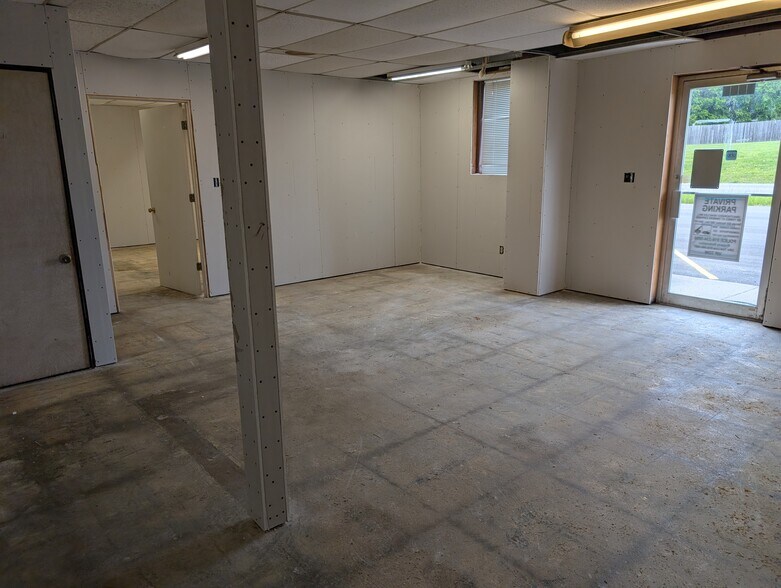 More Photos Of 1319 E Highway H, Liberty Warehouse For Lease