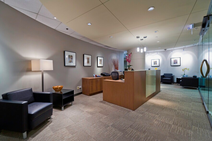 More Photos Of 5600 N River Rd, Rosemont Coworking Space