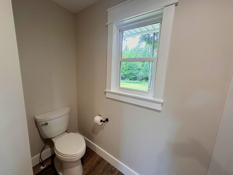 More Photos Of 5735 Fallston Rd, Lawndale Flex For Sale