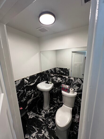 More Photos Of 2550-2558 W Peterson Ave, Chicago Office For Lease