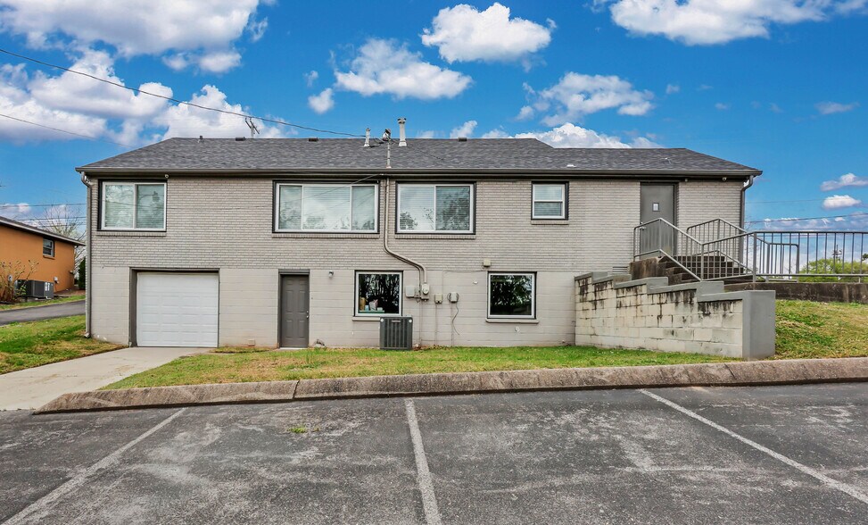 More Photos Of 1758 Memorial Dr, Clarksville Medical For Lease