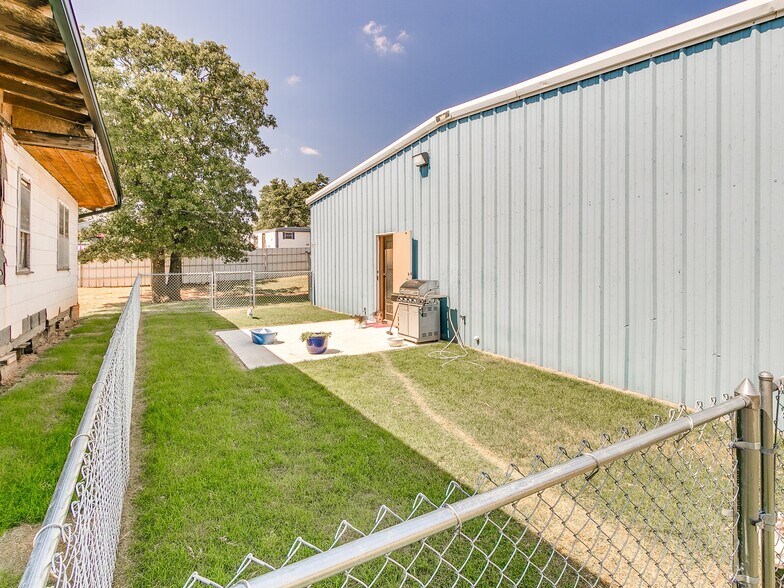 More Photos Of 3025 Westminster Rd, Nicoma Park Light Manufacturing For Sale