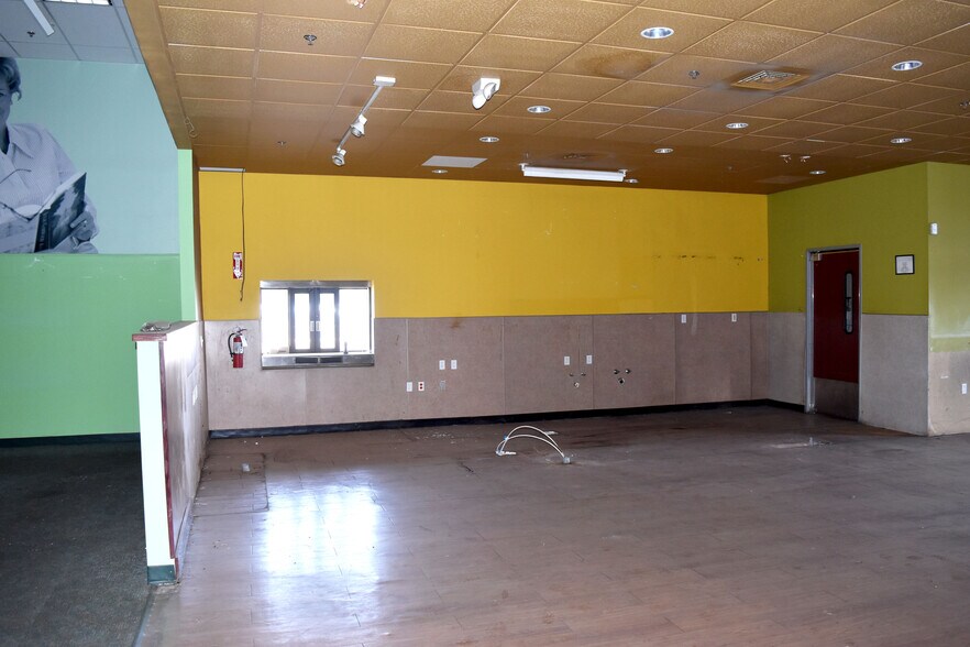 More Photos Of 3249 50th St, Lubbock Supermarket For Lease