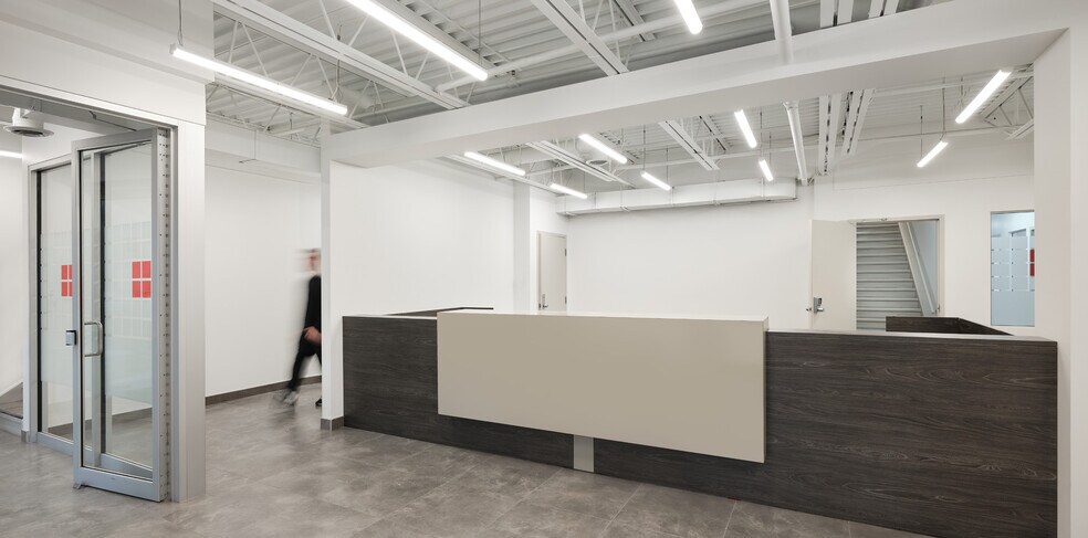 More Photos Of 5520-5576 Boul Des Rossignols, Laval Warehouse For Lease