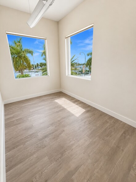 More Photos Of 201 N Ocean Dr, Hollywood Storefront Retail Office For Lease
