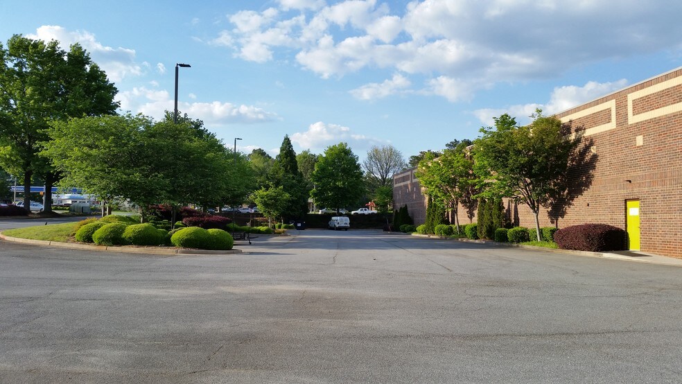 More Photos Of 1890 W Oak Pky, Marietta Showroom For Lease