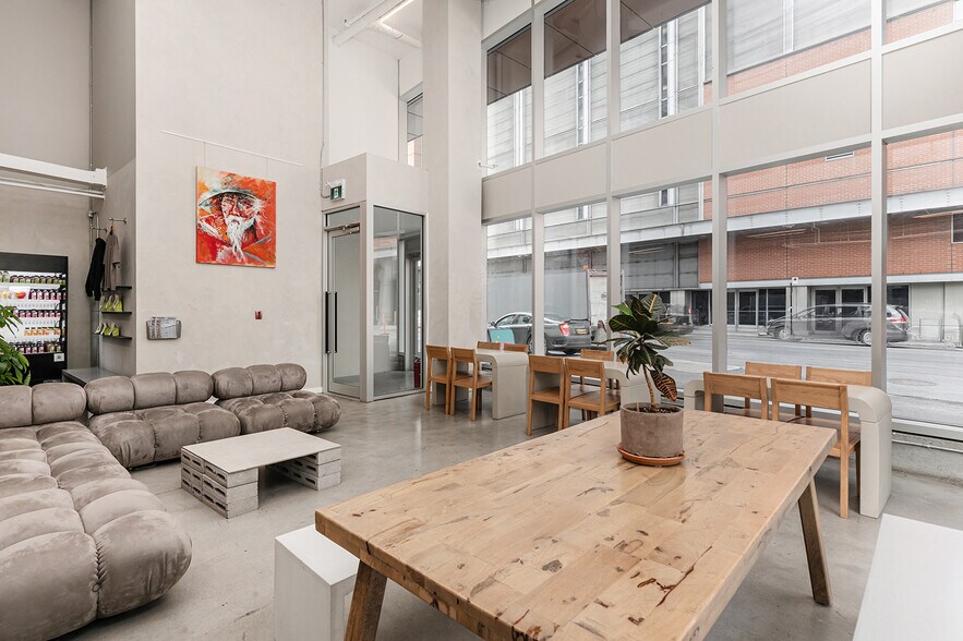 More Photos Of 1268 Rue Saint-Antoine O, Montréal Apartments For Sale