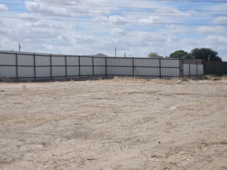 More Photos Of 11010 W Joan Dr, Odessa Warehouse For Lease