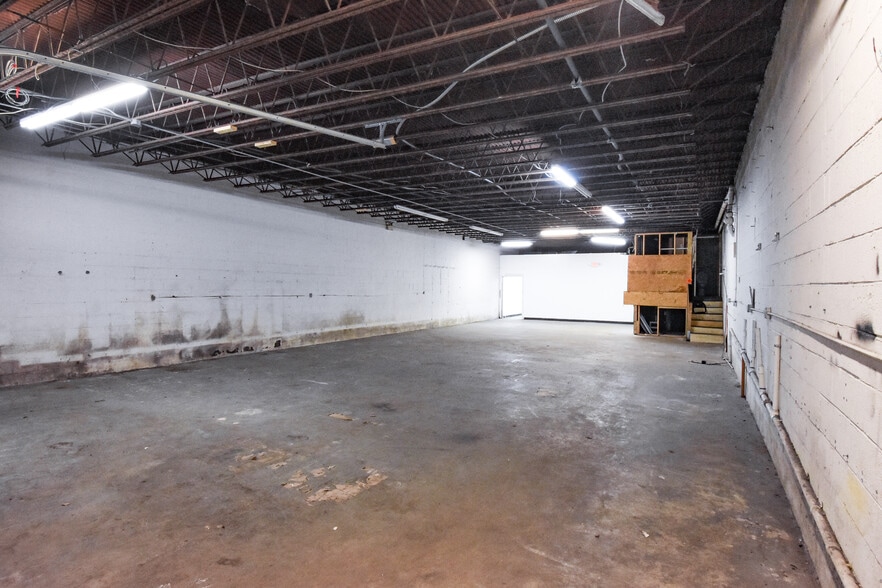 More Photos Of 7402-7408 Maxey Dr, Fort Washington Warehouse For Lease