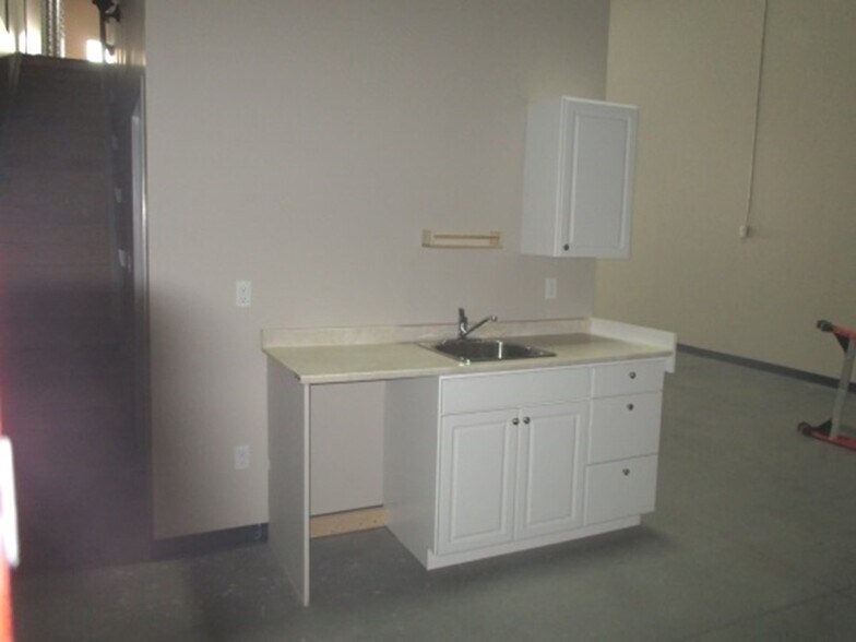 More Photos Of 4807 32nd St SE, Calgary Warehouse For Lease