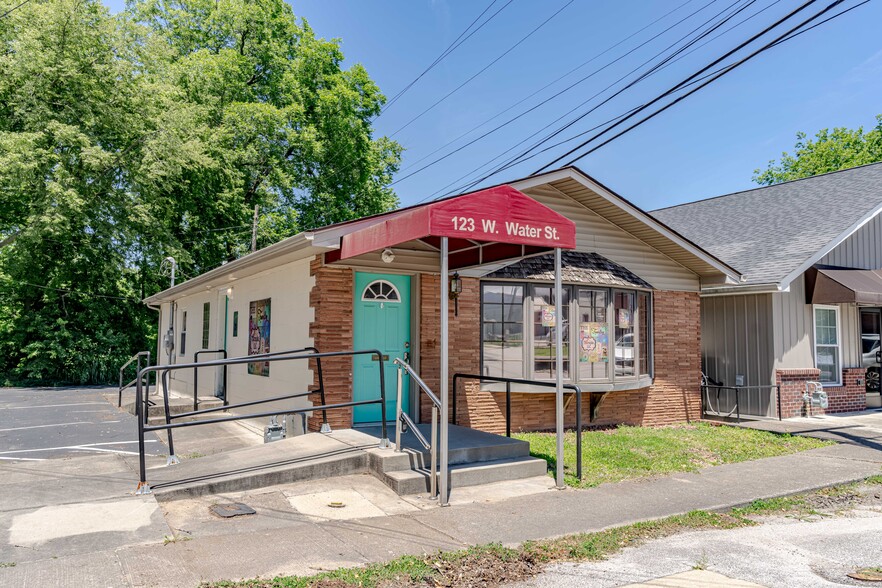 Primary Photo Of 123 W Water St, Hodgenville Office For Sale