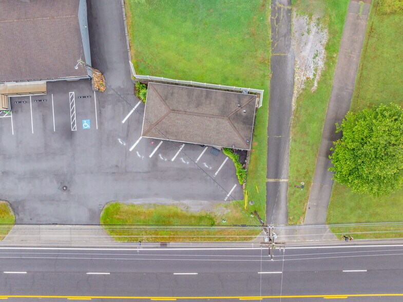 More Photos Of 927 S Charles G Seivers Blvd, Clinton General Retail For Sale