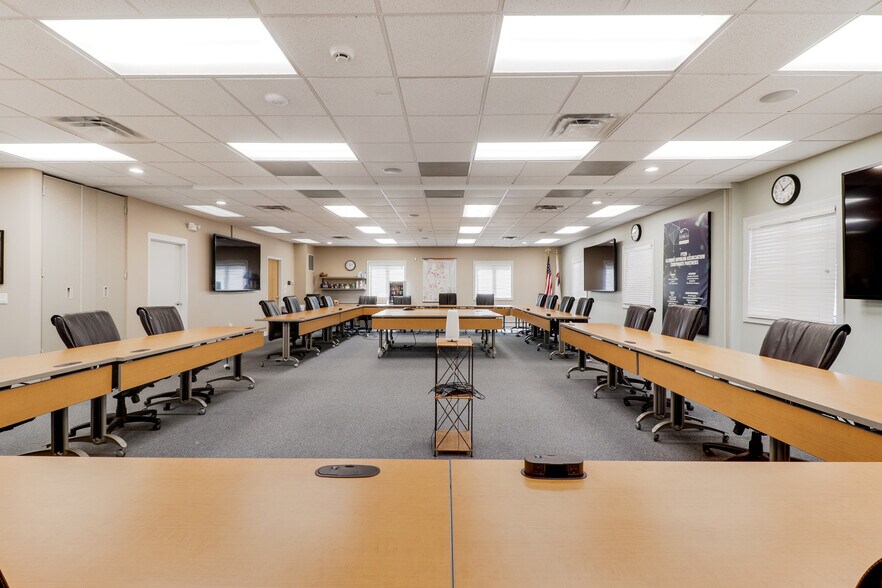 More Photos Of 1605 Commerce Pky, Bloomington Office For Lease