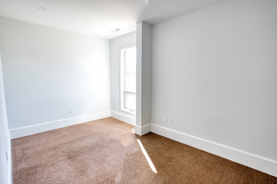 More Photos Of 4 Gold Mine Rd, Flanders Warehouse For Lease