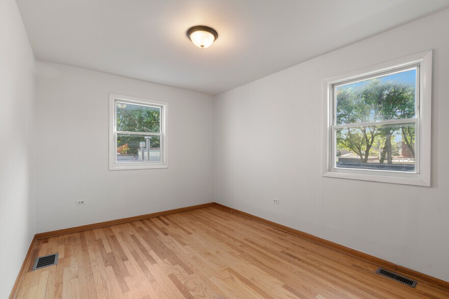 More Photos Of 6135 N Elston Ave, Chicago Office Residential For Sale