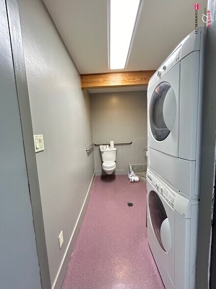 More Photos Of 626 High St, Comfort Storefront For Sale