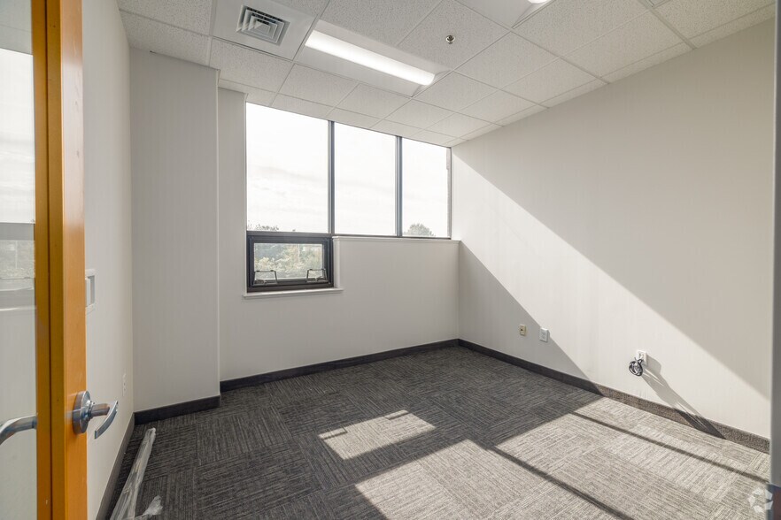 More Photos Of 1 Greenwich St, Stewartsville Medical For Lease