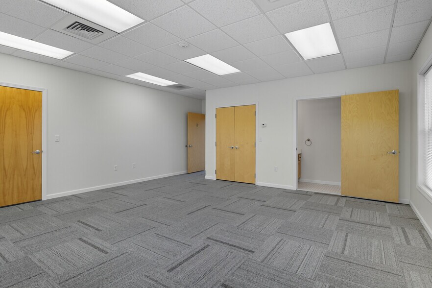 More Photos Of 5 Creamery Brk, East Granby Office For Sale