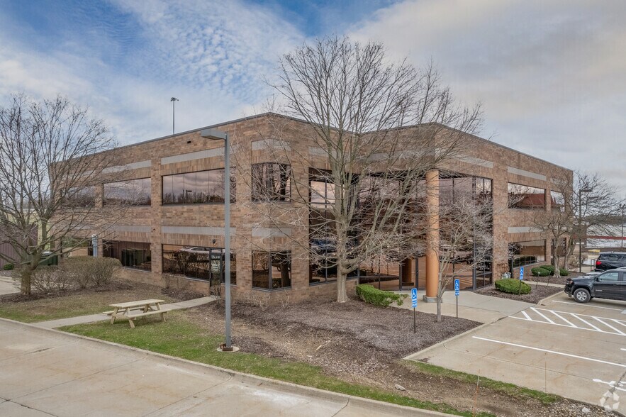 More Photos Of 1575 Corporate Woods Pky, Uniontown Office For Lease