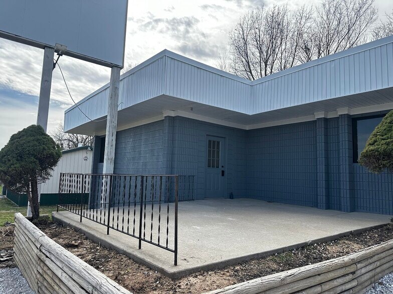 More Photos Of 2852 N Biagio, Ozark Office For Lease