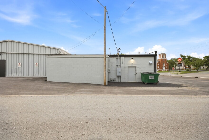 More Photos Of 326 SE Douglas St, Lees Summit Office For Sale