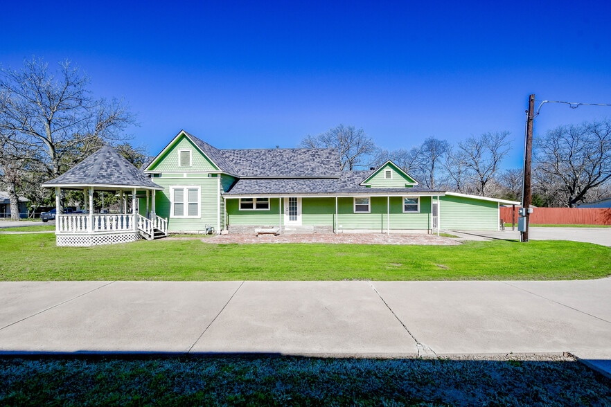 More Photos Of 512 N Travis St, Granbury Hospitality For Sale
