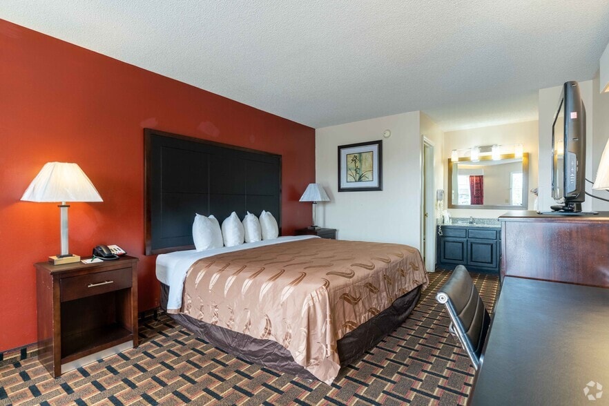 More Photos Of 205 N Highway 301, Jesup Hotel For Sale