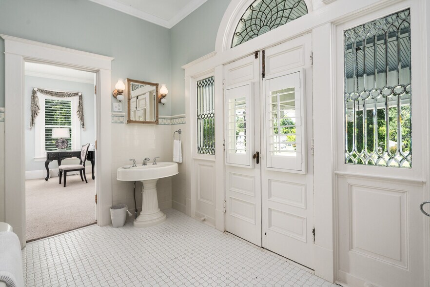 More Photos Of 738 E Main St, Belhaven Hotel For Sale