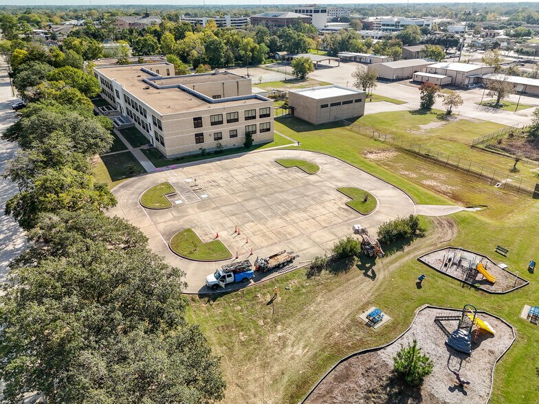 More Photos Of 601 W Lewis St, Conroe Flex For Sale