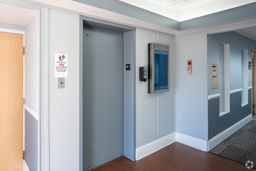 More Photos Of 1S132 Summit Ave, Oakbrook Terrace Medical For Lease