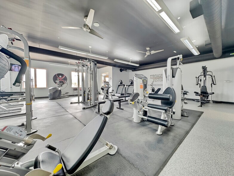 More Photos Of 808 4th St NE, Hampton Office For Sale