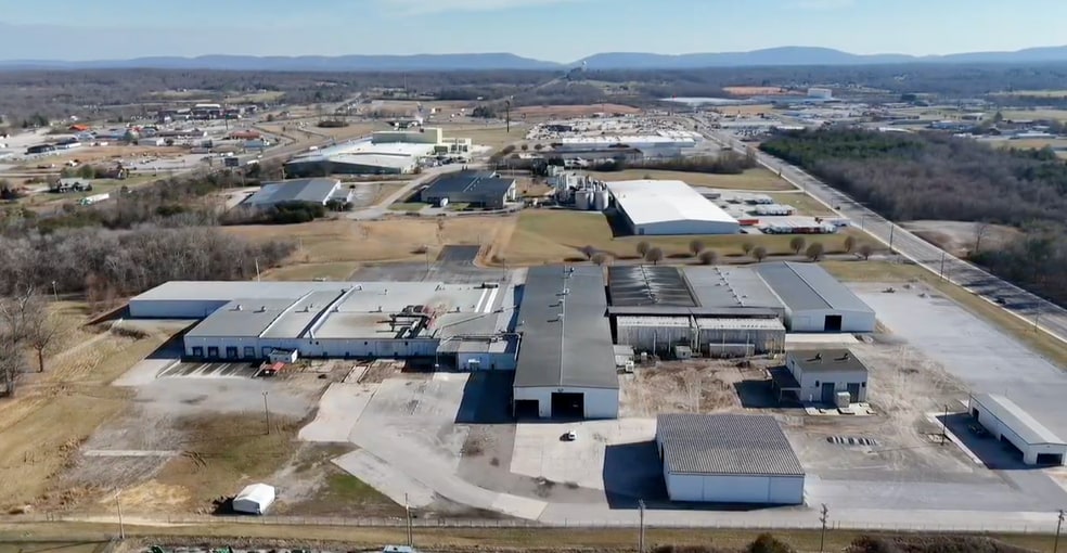 More Photos Of 656 Interstate Dr, Crossville Manufacturing For Lease