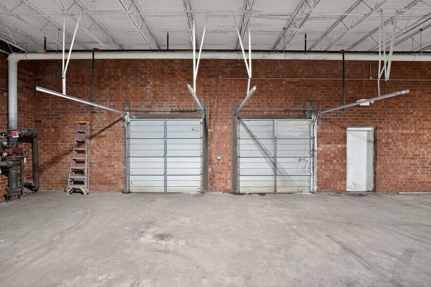 More Photos Of 2429 Ashford Cir, High Point Warehouse For Lease
