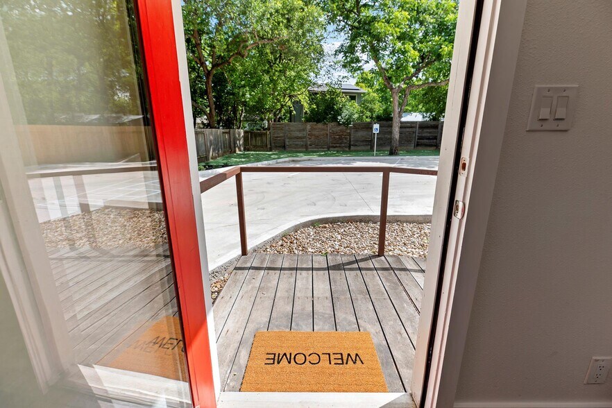 More Photos Of 1512 W Koenig Ln, Austin Office For Sale