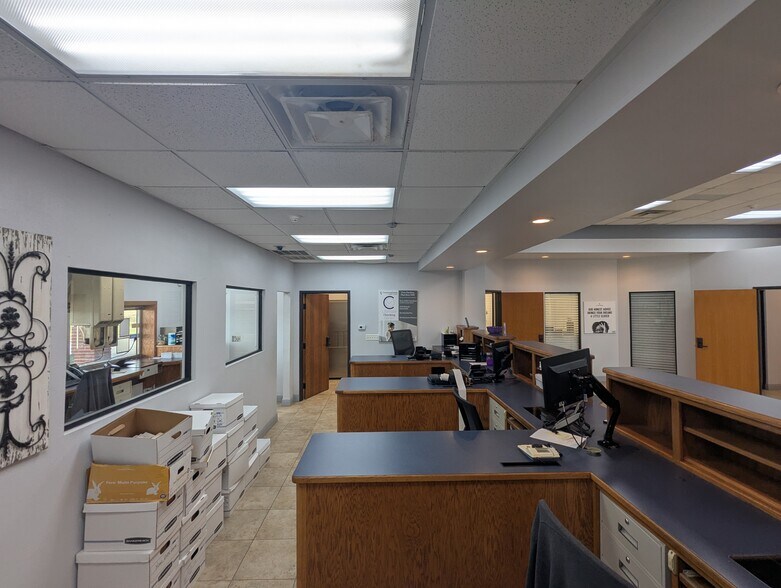 More Photos Of 8109 Smith Rd, Beaumont Office For Sale