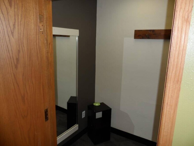 More Photos Of 112 NW 2nd Ave, Mandan Storefront Retail Residential For Lease